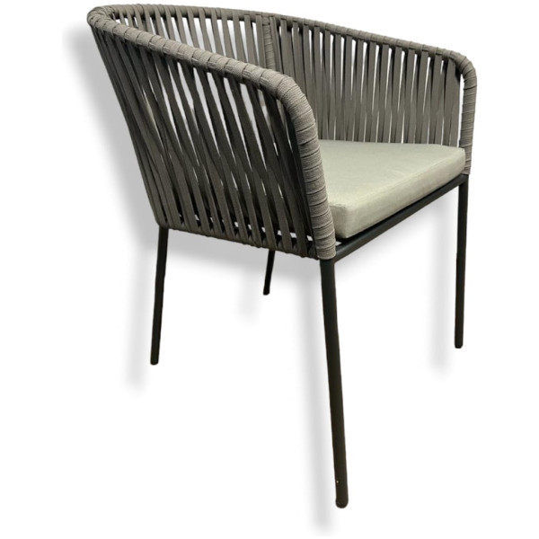 Silla de Exterior de metal con cuerdas tipo cintas de nylon y cojin con pintura electroestática y tejida en nylon plano de multifilamento de polipropileno con terminado uv de 16mm. para uso exterior techado