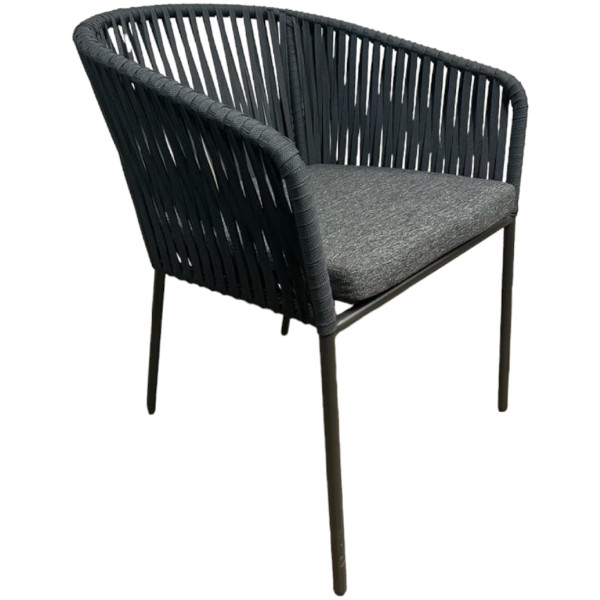 Silla de Exterior de metal con cuerdas tipo cintas de nylon y cojin con pintura electroestática y tejida en nylon plano de multifilamento de polipropileno con terminado uv de 16mm. para uso exterior techado